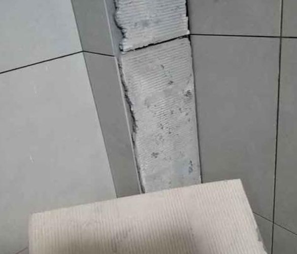 抚松瓷砖空鼓维修公司分享下厨房瓷砖脱落的补救措施。